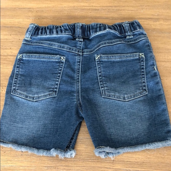 Distressed shorts - Picture 2 of 3